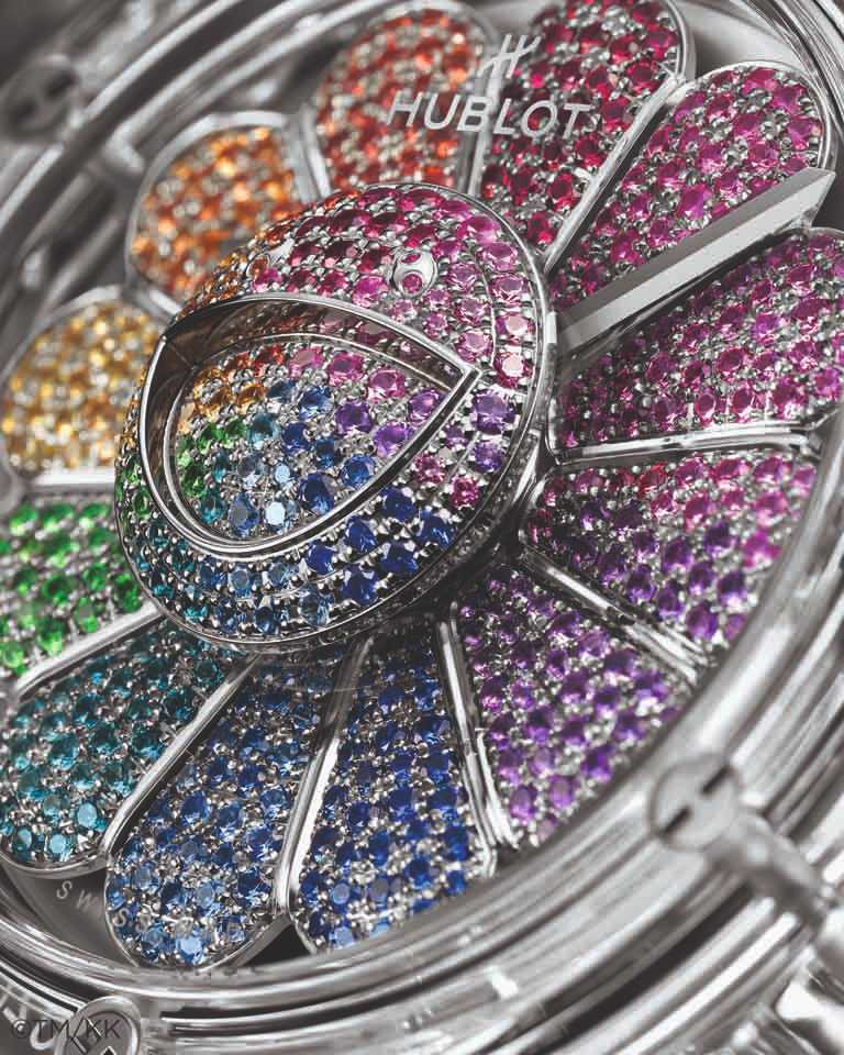 HUBLOT「經典融合」系列村上隆藍寶石彩虹腕錶，錶盤上的3D立體太陽花圖騰，由487顆彩虹寶石縝密鑲嵌而成。（圖╱HUBLOT提供）