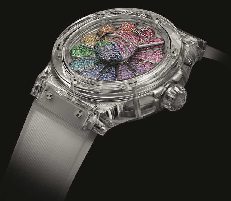 HUBLOT「經典融合」系列村上隆藍寶石彩虹腕錶，全球限量典藏100只╱3,270,000元。（圖╱HUBLOT提供）