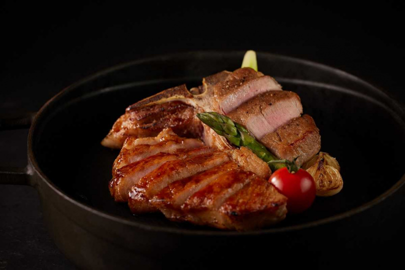 「THE WANG」今年以品牌經典、人氣最高主餐「丁骨牛排」為靈感，延伸出全新「伊比利丁骨豬」套餐。