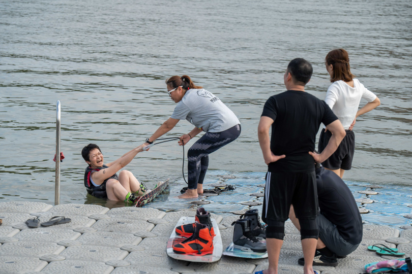 謝瓊煖勇敢挑戰寬板滑水。（圖／東森提供）