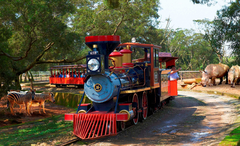 六福村為全台唯一遊樂園結合動物園場域，遊客搭乘遊樂設施「蒸氣火車」近距離欣賞動物！
