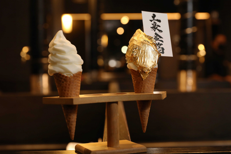 當月壽星出示證件可獲得「金箔冰淇淋」1支（右），其他消費者打卡留評論則可獲得基本款冰淇淋1支。（圖／侯世駿攝)