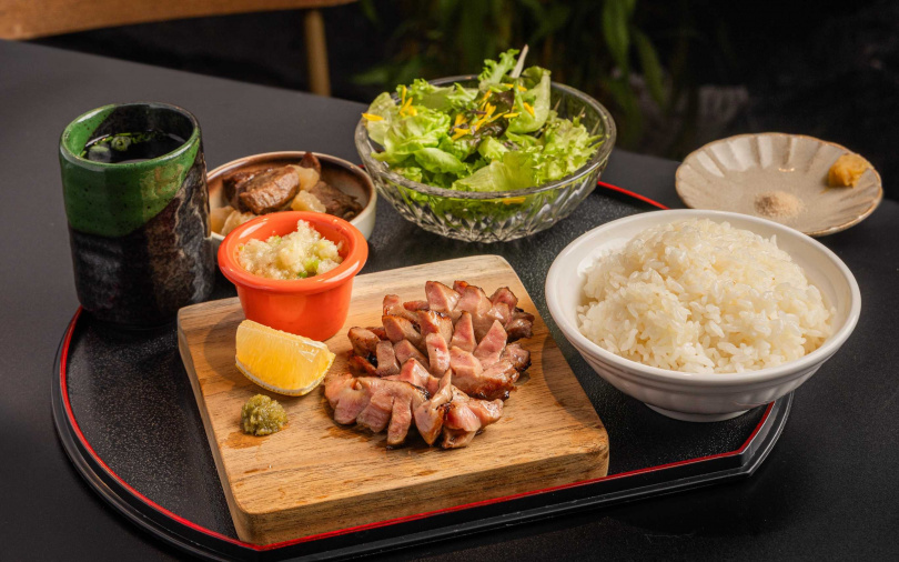 「極上等贅沢牛舌套餐」(790元)使用舌根部位,外層微脆、內部柔嫩多汁,該牛舌單品若於晚上單點可能約980元。(圖/青杉燒肉提供)
