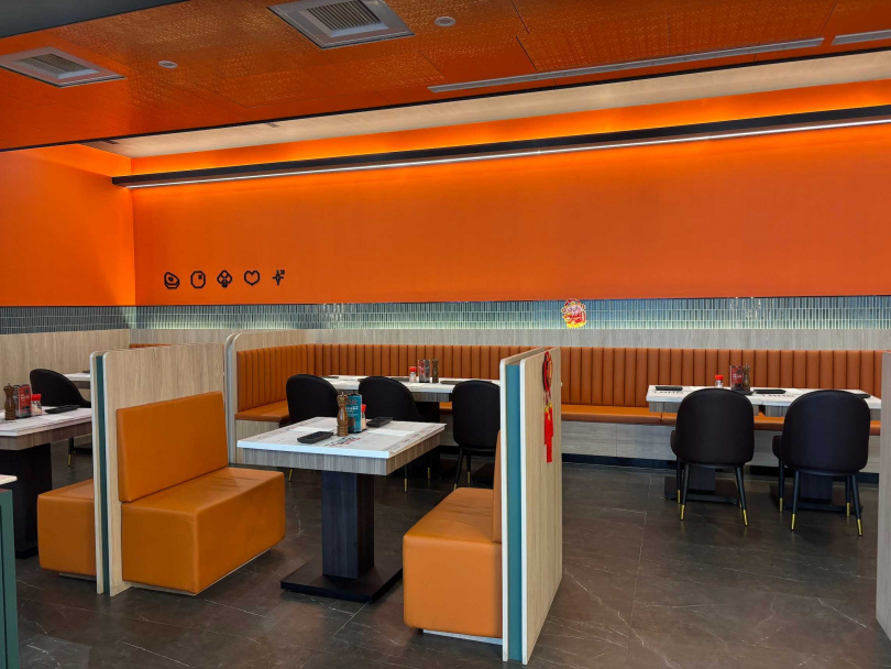 店裝以鮮明的愛馬仕橘配色吸引顧客目光。（圖／犝犝 燄牛排館提供）