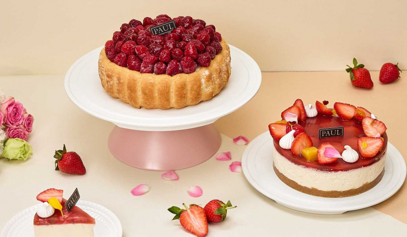 「莓好蜜語乳酪慕斯蛋糕」（右，1,200元／6吋）、「覆盆子夏洛特」。（2,160元／7吋，圖／PAUL提供）