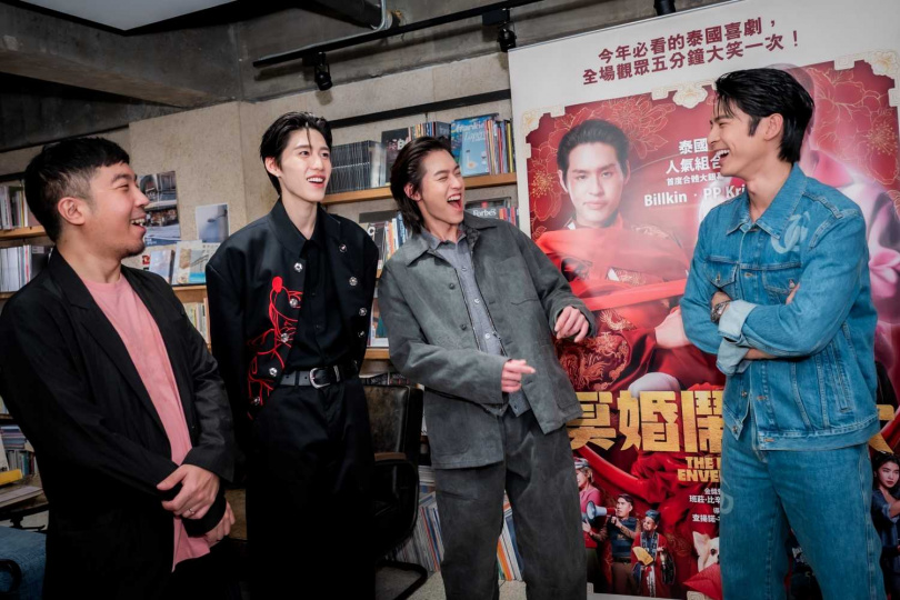 林柏宏(右起)和 《冥婚鬧泰大》男主角Billkin、PP Krit以及導演相談甚歡。(圖/金盞花大影業提供)