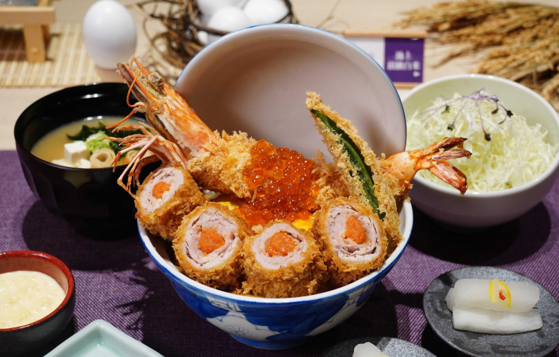 僅販售至8/31的「海之味盛合豬排丼」以千層腰內豬排捲入明太子酥炸，再搭配草蝦與鮭魚卵，融合山海雙重鮮味。（450元，圖／魏妤靜攝）