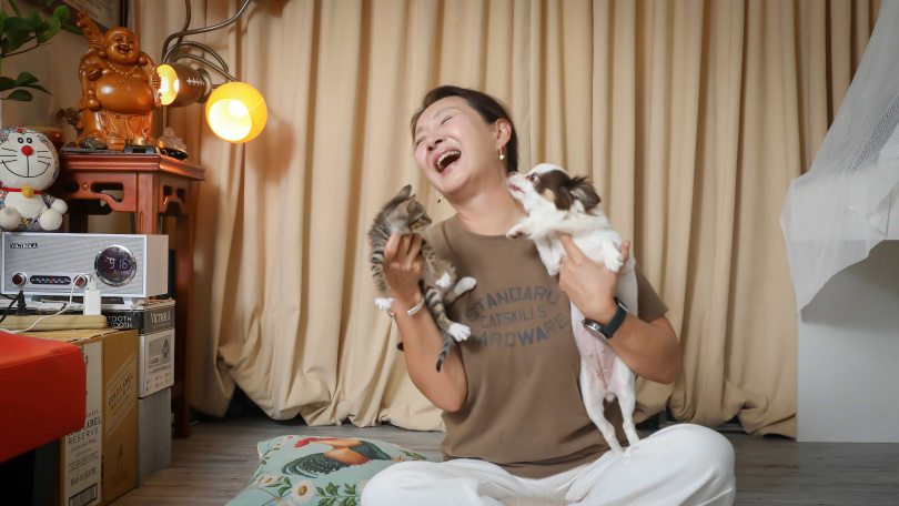 愛動物的鮑正芳,從小就跟毛孩十分有緣。(圖/侯世駿攝)