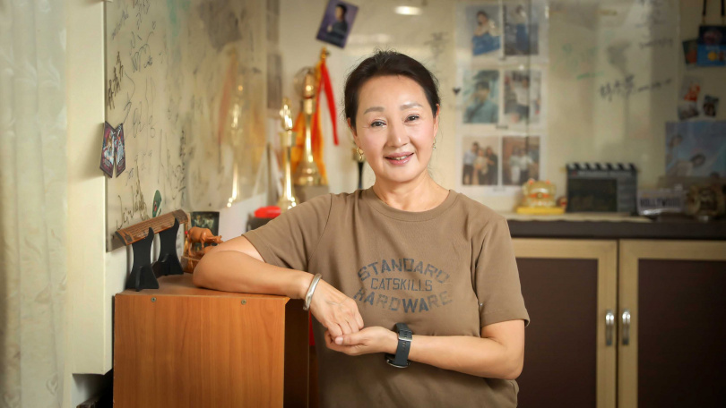 有貓狗的陪伴,鮑正芳覺得工作起來更有動力活力。(圖/侯世駿攝)