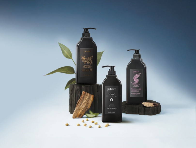 凡購買指定juliArt覺亞高階養護或髮質修護系列商品，即贈「草本健髮胺基酸洗髮精—青澄嵐野」限定新香，讓髮肌心靈達到雙重呵護。（圖／品牌提供）