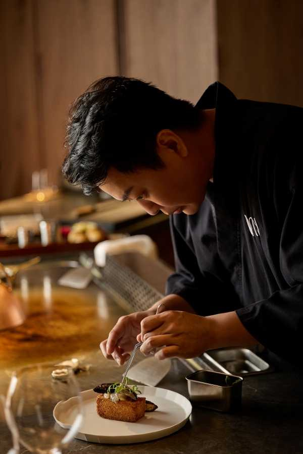 「鮑魚棺材板．羊肝菌．松露菇汁」是將台灣經典小吃轉化為精緻料理殿堂的具體表現。（圖片提供／Will’s Teppanyaki）