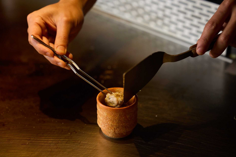 開胃料理「牡蠣蒸蛋．昆布醬」 以茶碗蒸為基底，鋪上輕沾美甚粉後高溫酥煎。（圖片提供／Will’s Teppanyaki）