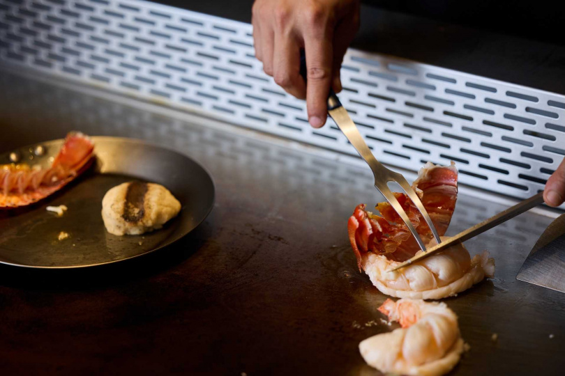 以鐵板微煎鎖住龍蝦尾的水分與鮮甜。（圖片提供／Will’s Teppanyaki）