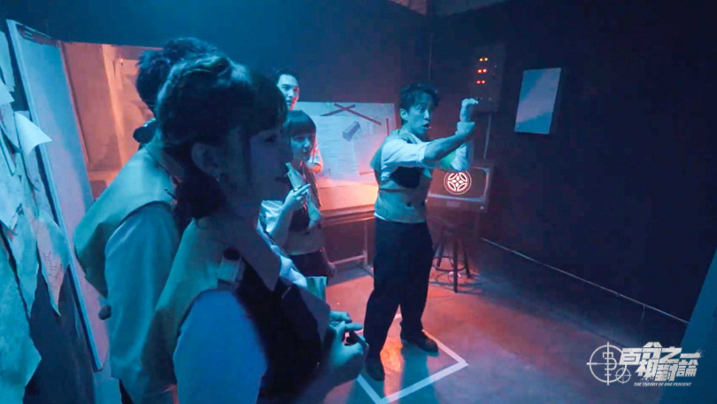 陳漢典對著人偶跳舞打歌。（圖／映底子國際傳媒提供）