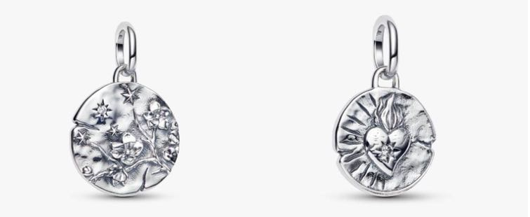 Pandora Talisman春櫻綻放勳章吊飾/1,580元、火焰之心勳章吊飾/1,480元。(圖/品牌提供)