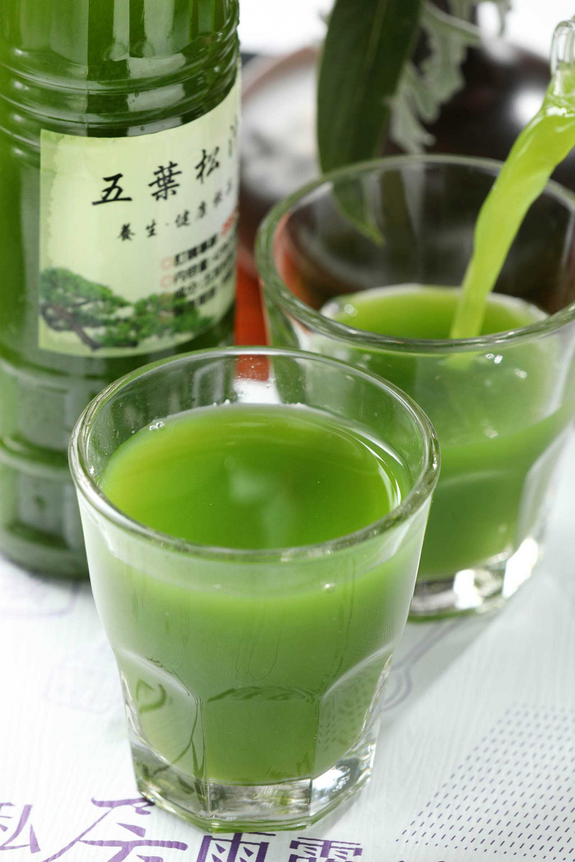 到松鶴部落必喝的五葉松汁，是用五葉松葉加入水榨汁、過濾，再添加檸檬、蜂蜜做成的飲品。（圖／于魯光攝）