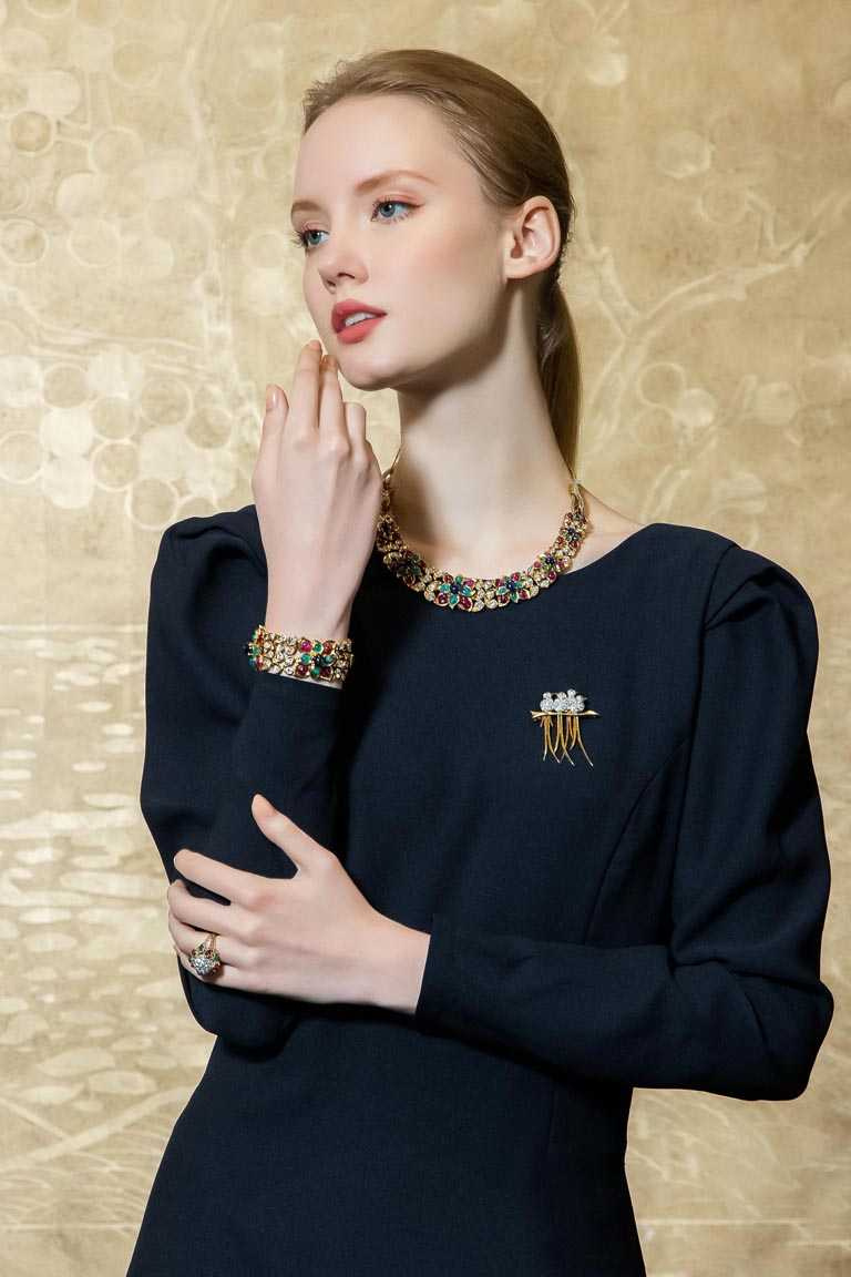模特兒佩戴梵克雅寶作品，包括「Heritage典藏」系列Hindou項鍊、手鐲，以及Quatre Oiseaux胸針。（圖╱Van Cleef & Arpels提供）