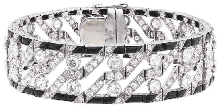 梵克雅寶「Heritage典藏」系列，Art Deco Style手鐲，鉑金、白K金、縞瑪瑙、鑽石，1922年╱4,480,000元。（圖╱Van Cleef & Arpels提供）