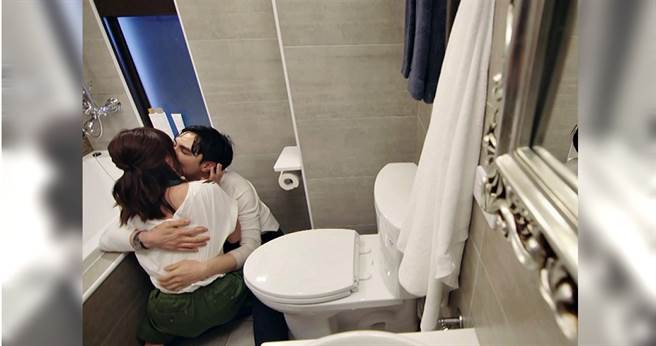 《男神時代》謝佳見在廁所強吻葉星辰。（東森提供）