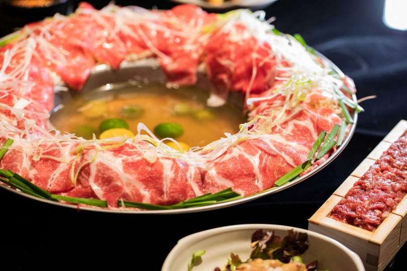 「日本和牛推推鍋」在日本A5和牛肉片下，鋪有高麗菜絲、銀芽、大蔥絲，一同享用可增添清爽與口感。（日本A5和牛1480元／人，圖／莊立人攝）