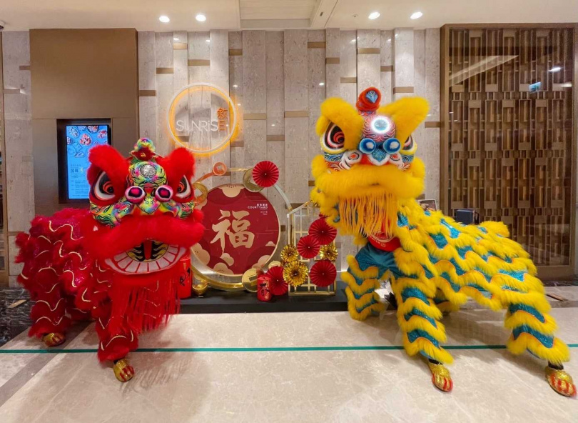 過年到台北六福萬怡酒店圍爐，還可欣賞充滿喜氣的舞龍舞獅與財神爺表演。（圖／六福旅遊集團提供）