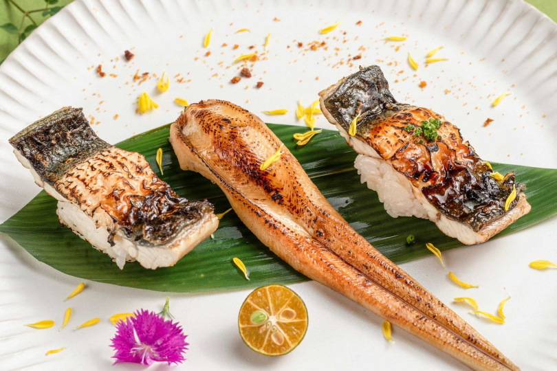「鰻魚三味」以日本星鰻炙燒握壽司、燒白鰻、蒲燒鰻三種組合。日本星鰻選用更小隻、肉質口感更軟嫩，炙燒之後膠質軟化、肉質彈牙，再配上握壽司口感豐富。