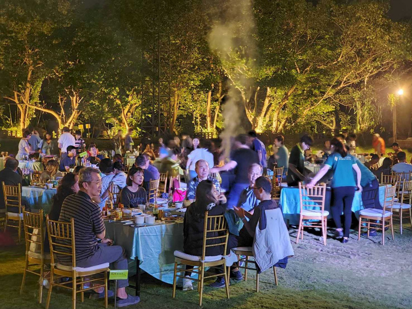「青青食尚花園會館」的「落羽松星空中秋BBQ–Party」活動，今年在中秋連假9/29至10/1之間舉辦，與親朋好友們輕鬆到場，就能在7000坪的廣闊落羽松森林草原上盡情享受美食。