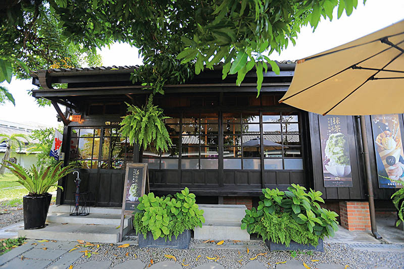 「Morikoohii森咖啡」位於日治時代木造宿舍的「嘉義檜意森活村」入口處。（圖／豬飛小姐提供）