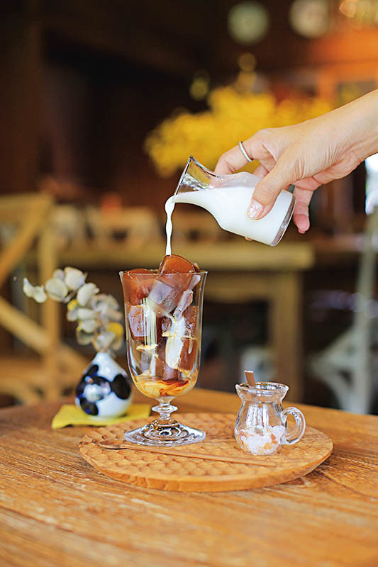 「白冰鑽」以咖啡冰磚加入純鮮奶，香氣濃郁。（170元）（圖／豬飛小姐提供）