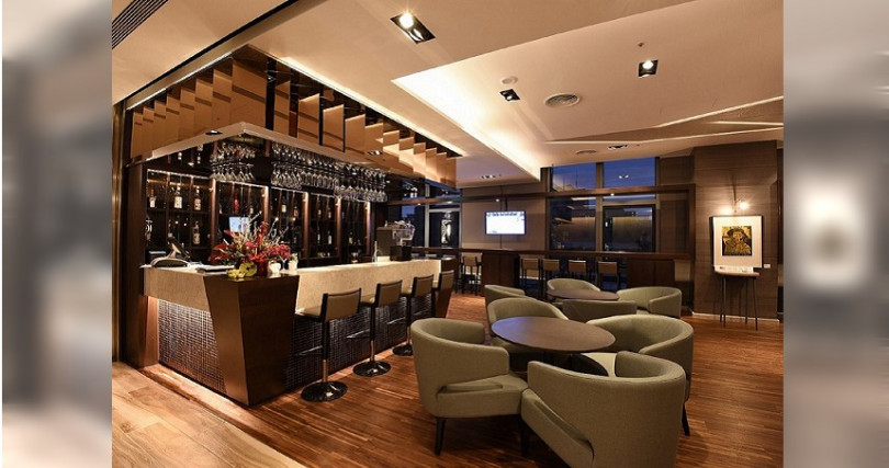 位於凱達大飯店5樓的「98酒吧」，極具時尚現代感的設計風格，能夠充分欣賞日夜變換的窗外景致