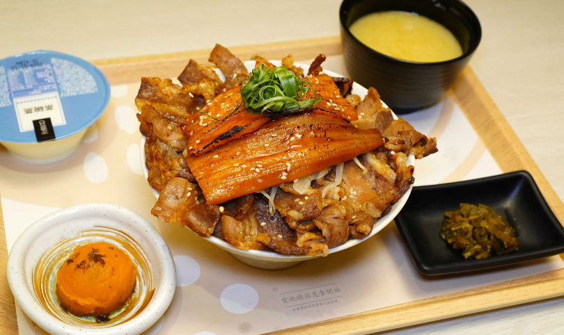 海陸雙饗的「老井特選鰻牛丼」，套餐中也可吃到酸甜小菜「紫蘇南瓜泥」。（280元，圖／魏妤靜攝）