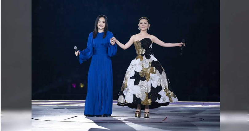 張清芳（右）在演唱會上望著徐佳瑩（左）的臉龐打趣笑說：「我如果有生女兒，就是長這樣吧！」（圖／上引娛樂）