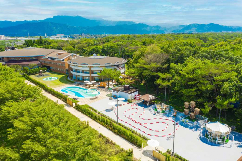 桃園高爾夫俱樂部．悅華大酒店擁有國際標準27洞高爾夫球場，中西薈萃的餐飲服務及卓越客房服務，提供旅客舒適放鬆的休憩環境。