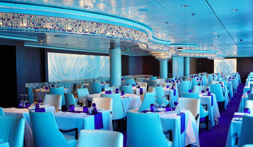 Blu餐廳以藍、白玫瑰設計營造浪漫氛圍，是舉辦求婚或訂婚儀式的熱門場地。（圖／魏妤靜攝）