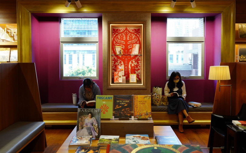在書店空間部分，藉由陽光、窗景、書籍與讀者融合而成多個「巨幅畫框」，其中一個中間還可見藝術家楊士毅創作的剪紙作品。