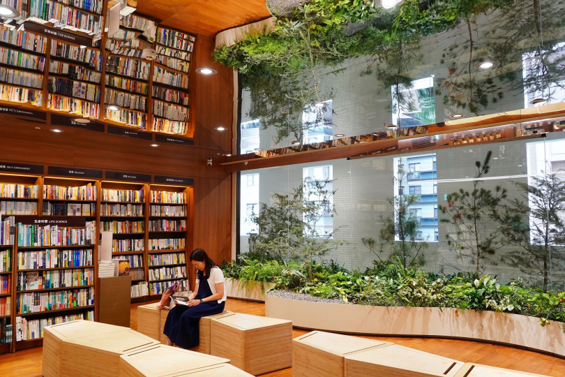 誠品生活480呼應「城市美術館」概念，書店區結合綠意優美如畫。