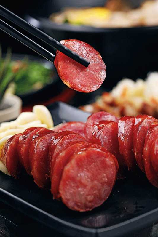 「布農香腸」用較瘦的山豬肉為餡，口感紮實嚼感好。（200元）（圖／于魯光攝）