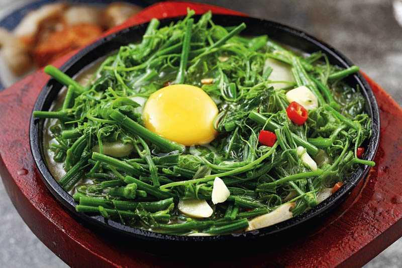 「鐵板龍鬚菜」加上生蛋黃也是老闆的創意，口感更溫潤。（150元）（圖／于魯光攝）