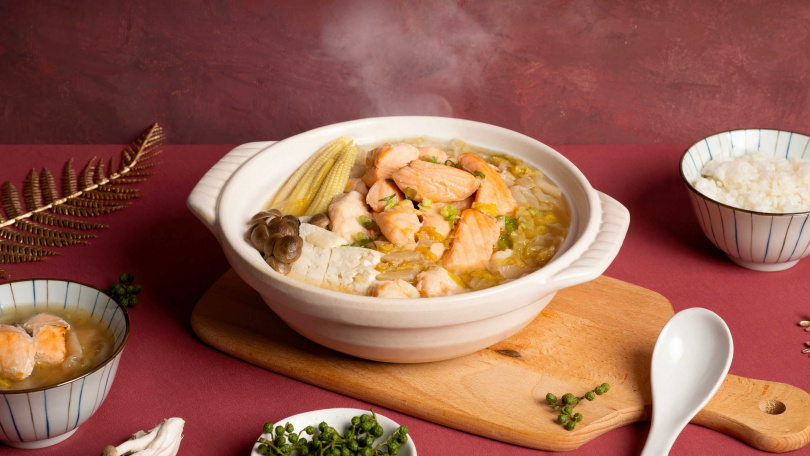 美威「青花椒酸菜鮭魚鍋」以雞湯基底結合東北酸白菜與青花椒帶出醇、香、酸、甘滋味，象徵蛇年「年年有餘」。（圖／美威鮭魚提供）