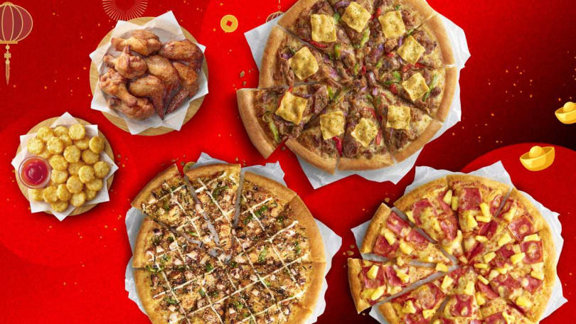 「開運過年團圓餐」以3個大比薩搭配副食及薯金幣，最低只要1,088元。（圖／必勝客提供）