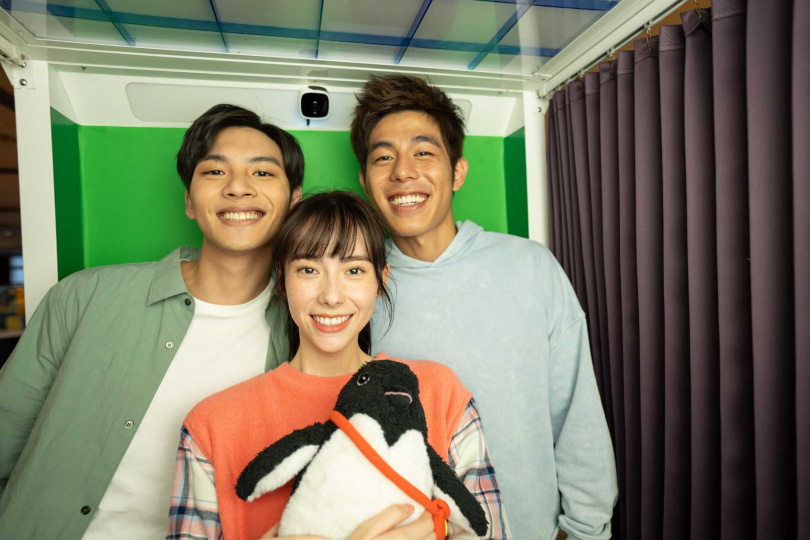 劉韋辰(左起)、林奕嵐、詹懷雲在《命中註定那頭鵝》有三角戀。(圖/台北双喜提供)