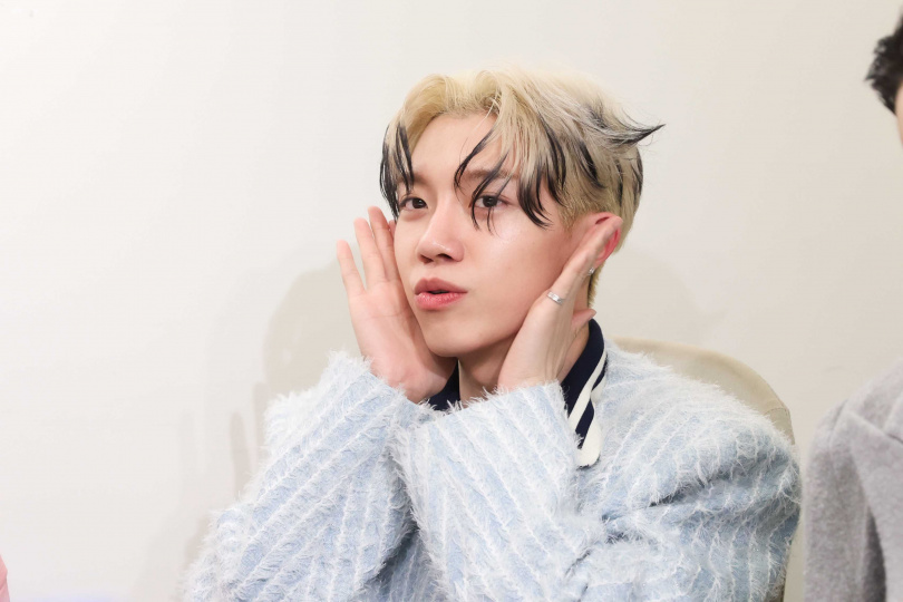 腳受過傷的藍弟現在久蹲膝蓋會痛。（圖／林士傑攝）