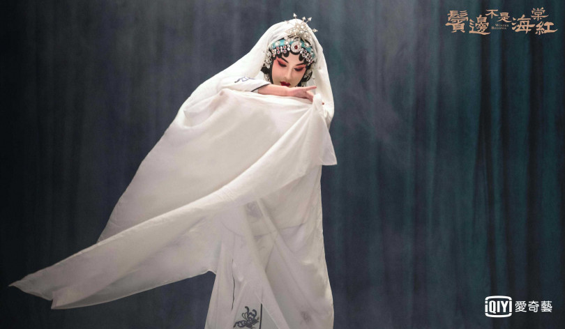 尹正京劇扮詮釋楊貴妃嫵媚咬手絹，讓佘詩曼喊：「比女人還女人。」