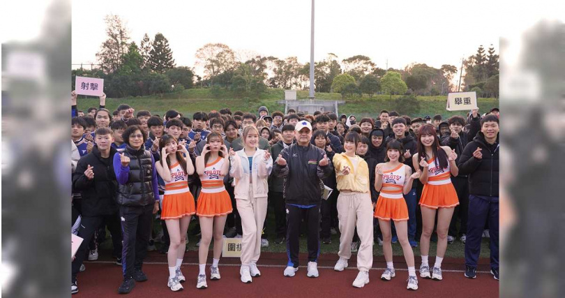 吳心緹（右三）與李佳俐（左三）主持節目，並參加國體大傳承38年的晨訓開訓典禮。（圖／公視+提供）