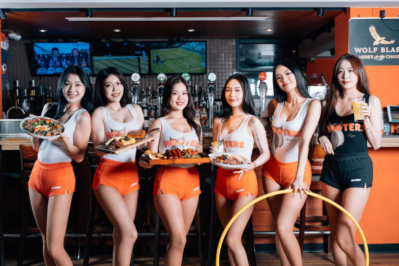 在早午餐時間便能欣賞Hooters Girls帶來的呼拉圈熱力表演。（圖／Hooters提供）