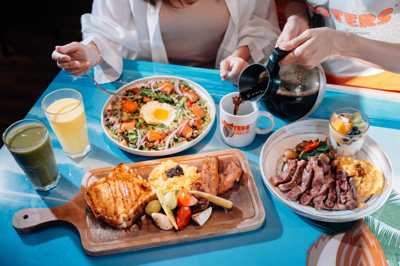 有多種選擇的個人早午餐份量也不少，另外加點的咖啡、紅茶等多款108元飲料可免費續杯。（圖／Hooters提供）