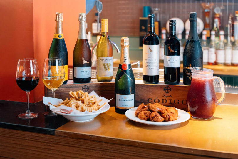 週末下午4點前單筆消費滿額500元，即享有單瓶酒款5折優惠。（圖／Hooters提供）