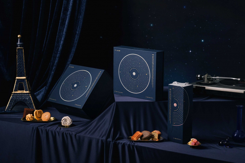 「暮・夜月曲」系列包裝請來Studio Kanari設計團隊操刀，盒身回歸深法過往經典的藍色手工盒，黑膠音軌與星空意象更躍然而上。（圖／深夜裡的法國手工甜點提供）