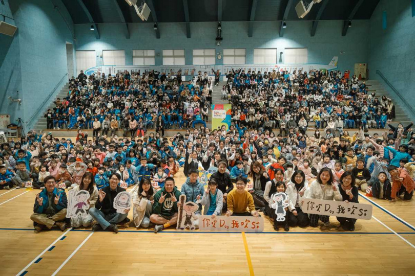 劇組重返拍攝學校放映,全校師生一同觀影。(圖/富邦文教基金會)