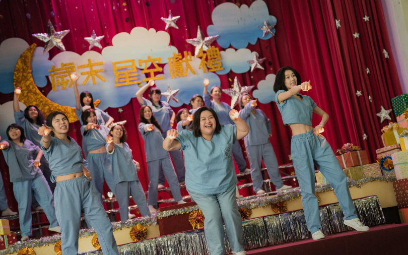 鍾欣凌(前排中)聽到電影賣座好消息,開心高唱〈表白〉。(圖/壹壹喜喜提供)